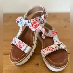 Unisa Bessa White Floral Bow Sandals Sz 6.5